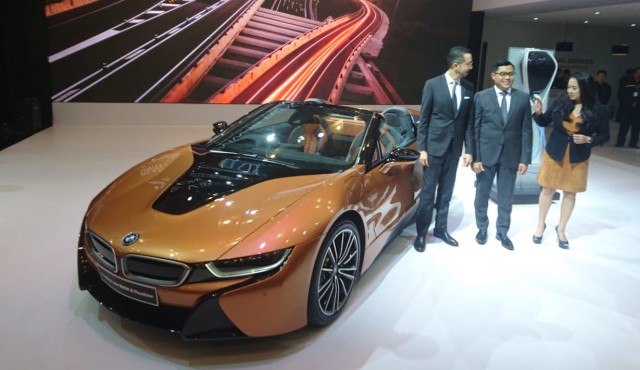 BMW i8 Roadster di GIIAS 2018 (Foto: Alfons Hartanto/kumparanOTO)