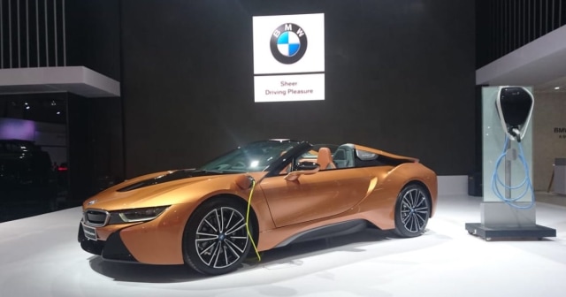 Sportscar hybrid BMW di GIIAS 2018 (Foto: Alfons Hartanto/kumparanOTO)