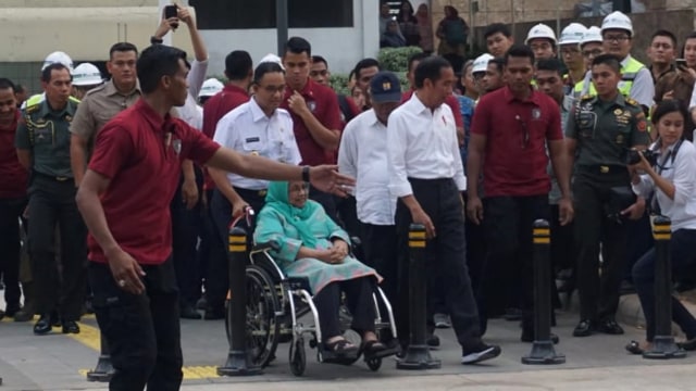 Presiden Joko Widodo bertemu Ibu Anies Baswedan (Foto: Yudhistira Amran Saleh/kumparan)