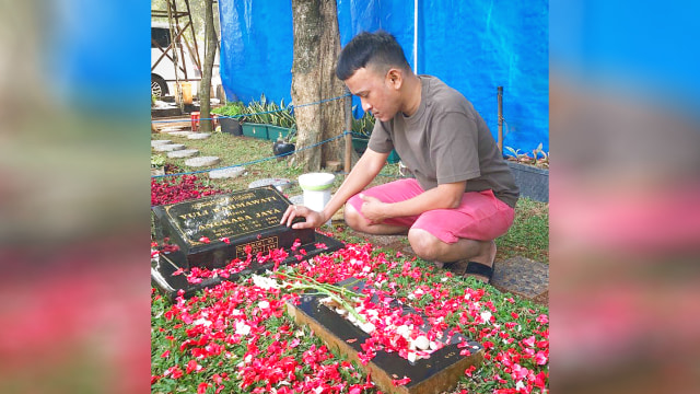 Ruben Onsu mengunjungi makam Julia Perez. (Foto: Instagram/@ruben_onsu)