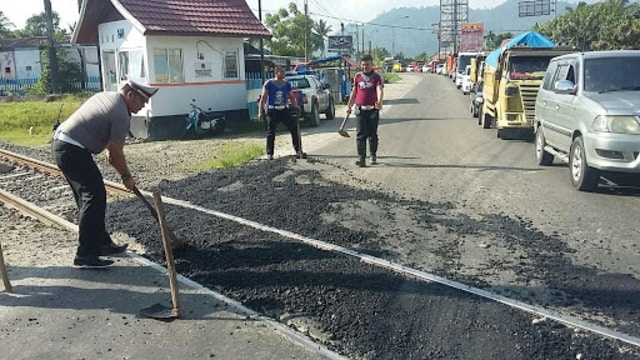 Perlintasan Rel KA Minangkabau Duku - BIM, Bikin Macet 
