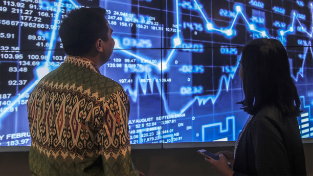 Petugas menjelaskan cara berinvestasi kepada calon investor di Jakarta Investment Center (JIC), Jakarta, Kamis (2/8). (Foto: ANTARA FOTO/Muhammad Adimaja)