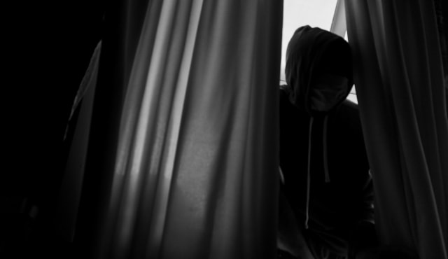 Ilustrasi pencuri masuk dari jendela. Dok: Abil Achmad Akbar/kumparan