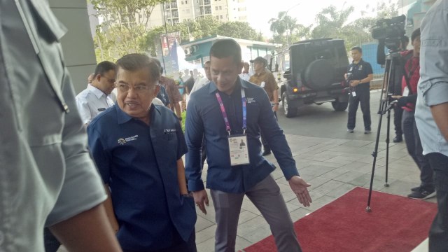 Jusuf Kalla, Erick Thohir, dan Anies Baswedan tinjau Wisma Atlet Kemayoran (Foto: Nadia Jovita Injilia Riso/kumparan)