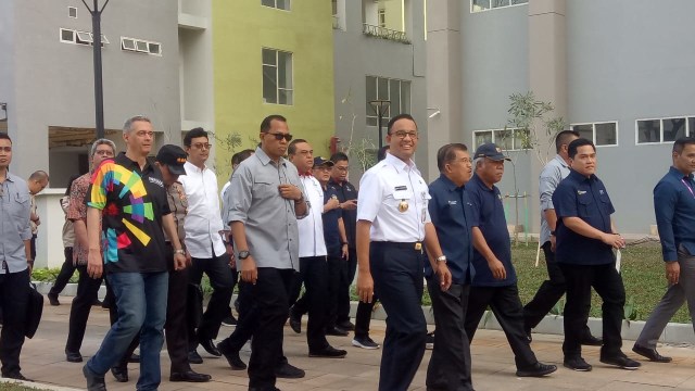 Jusuf Kalla, Erick Thohir, dan Anies Baswedan tinjau Wisma Atlet Kemayoran, Jumat (3/8). (Foto: Nadia Riso/kumparan)