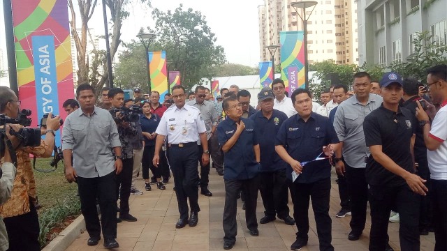 Jusuf Kalla, Erick Thohir, dan Anies Baswedan tinjau Wisma Atlet Kemayoran, Jumat (3/8). (Foto: Nadia Riso/kumparan)