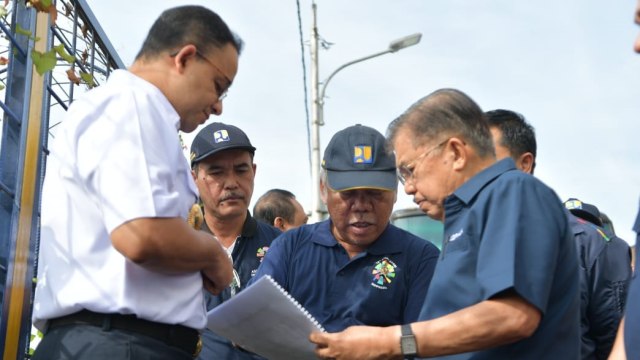 Wakil Presiden Jusuf Kalla dan Gubernur DKI Jakarta Anies Baswedan meninjau Kali Item, Jumat (3/8). (Foto: Dok. Setwapres)