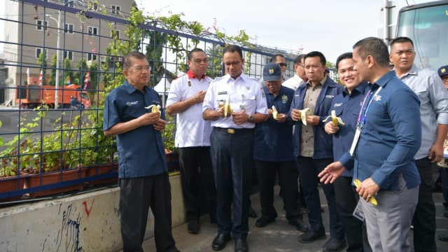 Wakil Presiden Jusuf Kalla dan Gubernur DKI Jakarta Anies Baswedan meninjau Kali Item, Jumat (3/8). (Foto: Dok. Setwapres)
