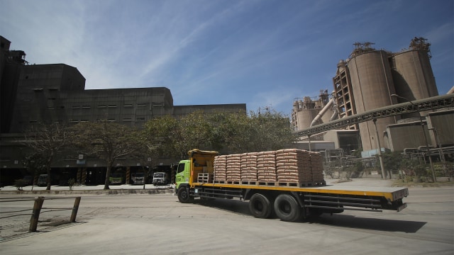 Truk mengangkut tumpukan semen di atas di Pabrik Semen Gresik, Tuban, Jawa Timur, Kamis (2/8). Foto: ANTARA FOTO/Moch Asim