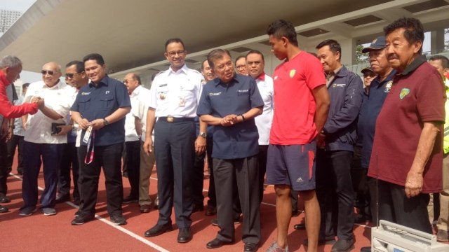 Wakil presiden, Jusuf Kalla (tengah), didampingi oleh Gubernur DKI Jakarta, Anies Baswedan, berbicara dengan Juara Dunia 100 Meter Zohri di Jakarta, Jumat (3/8). (Foto: Nadia Riso/kumparan)