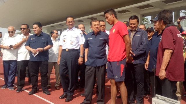 Wakil presiden, Jusuf Kalla (tengah), didampingi oleh Gubernur DKI Jakarta, Anies Baswedan, berbicara dengan Juara Dunia 100 Meter Zohri di Jakarta, Jumat (3/8). (Foto: Nadia Riso/kumparan)