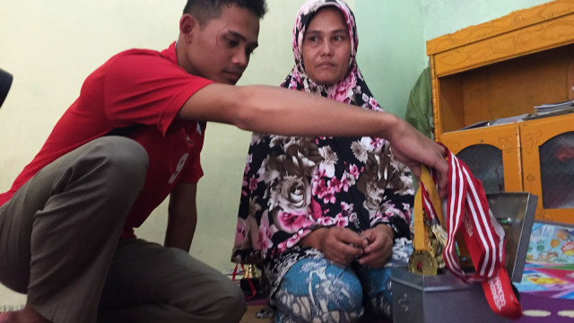 Hurairah dan Ibu Nurhayati yang sedang memperlihatkan keberhasilannya.  (Foto: Zuhri Noviandi/kumparan)