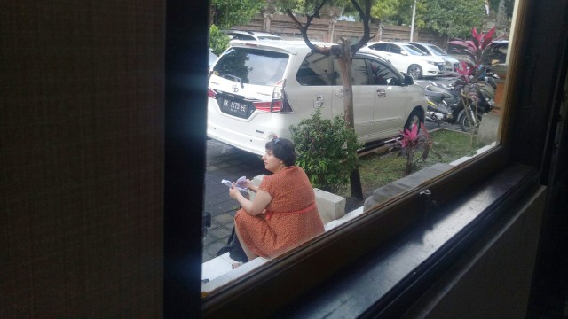 Turis Inggris yang lakukan penamparan petugas Imigrasi di PN Denpasar batal sidang hari ini, Jumat (3/8). (Foto: Cisilia Agustina Siahaan/kumparan)