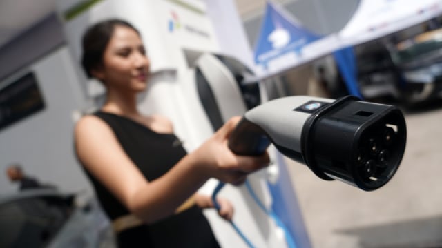 Model menunjukan teknologi pengisian energi untuk mobil plug-in hybrid. Foto: Aditia Noviansyah/kumparan