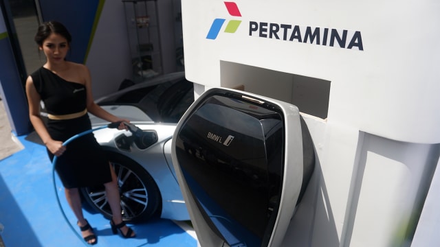 Model menunjukan teknologi pengisian energi untuk kendaraan listrik masa depan. (Foto: Aditia Noviansyah/kumparan)