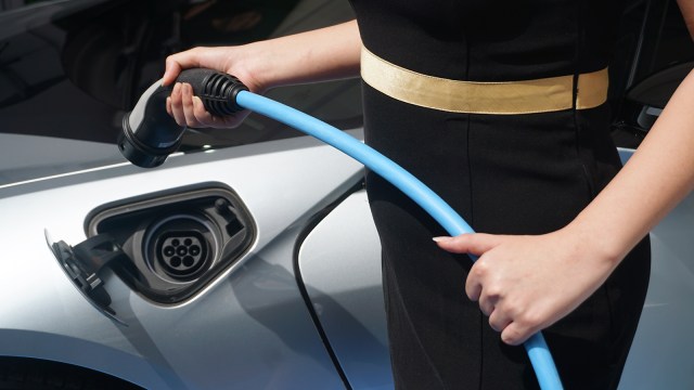 Model menunjukan teknologi pengisian energi untuk kendaraan listrik masa depan. Foto: Aditia Noviansyah/kumparan