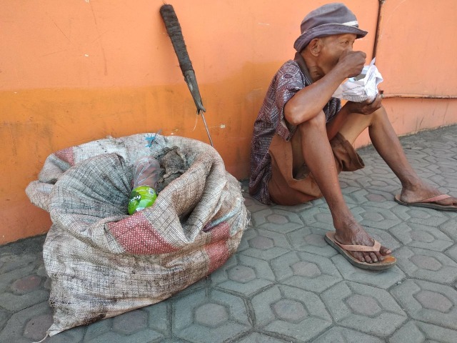 Sukardi: Lebih Baik Mengumpulkan Botol untuk Dijual daripada Meminta-minta