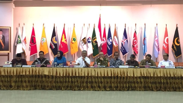 KPU jelaskan pendaftaran Capres dan Cawapres Parpol di kantor KPU, Jumat (3/8). (Foto: Yuana Fatwallah/kumparan)
