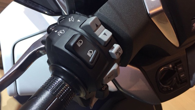 Tombol pengaturan pada stang kiri Honda Forza 250 (Foto: Aditya Pratama Niagara/kumparanOTO)