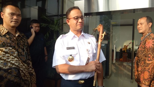 Gubernur DKI Jakarta Anies Baswedan melaporkan pemberian tongkat komando ke KPK, Jumat (3/8). (Foto: Adim Mugni/kumparan)