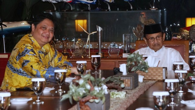 Ketum Golkar Airlangga Hartarto saat berkunjung ke kediaman BJ. Habibie di Patra Kuningan, Jakarta, Jumat (3/8). (Foto: Fanny Kusumawardhani/kumparan)