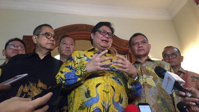 Airlangga Hartarto usai mengunjungi BJ. Habibie di Patra Kuningan, Jakarta, Jumat (3/8). (Foto: Andreas Ricky Febrian/kumparan)
