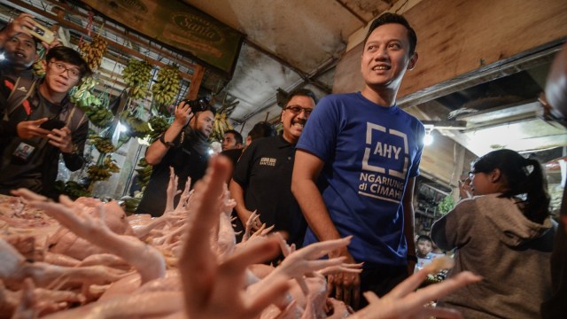 Ketua Komando Satuan Tugas Bersama (Kogasma) Partai Demokrat Agus Harimurti Yudhoyono (AHY) berbincang dengan pedagang saat mengunjungi Pasar Antri di Cimahi, Jawa Barat, Sabtu (17/3). (Foto: Antara/Raisan Al Farisi)