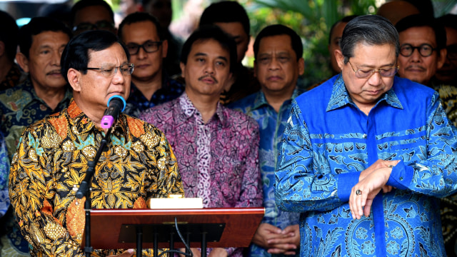 Prabowo Subianto dan SBY usai menggelar pertemuan tertutup di kediaman Prabowo, Kertanegara, Jakarta Selatan, Senin (30/7). (Foto: Antara/Sigid Kurniawan)