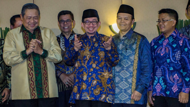 Ketua Umum Partai Demokrat Susilo Bambang Yudhoyono (kedua kiri) bersama Ketua Majelis Syuro Partai Keadilan Sejahtera (PKS) Salim Segaf Aljufri (kedua kanan) didampingi (dari kiri) Wakil Ketua Dewan Kehormatan Partai Demokrat Amir Syamsudin, Sekretaris Jenderal Partai Demokrat Hinca Panjaitan, Presiden PKS Sohibul Iman, Wakil Ketua Dewan Syura PKS Hidayat Nur Wahid memberikan keterangan pers usai melakukan pertemuan tertutup di Jakarta, Senin (30/7).  (Foto: Antara/Galih Pradipta)
