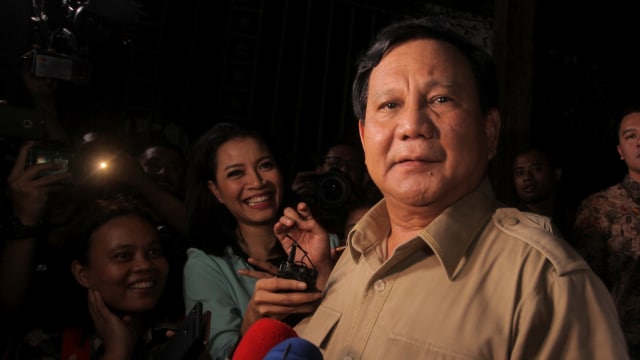 Ketua Umum Partai Gerindra Prabowo Subianto memberikan keterangan kepada wartawan usai melakukan pertemuan dengan pimpinan partai Gerindra, PAN dan PKS di Jakarta, Selasa (31/7). (Foto: Antara/Muhammad Adimaja)