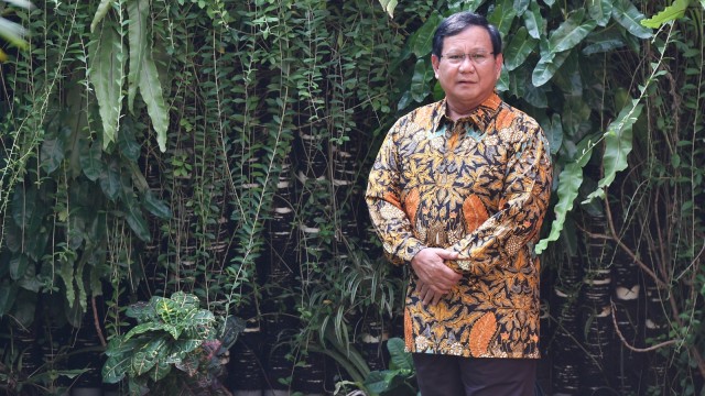 Ketua Umum Partai Gerindra Prabowo Subianto menunggu kedatangan Ketua Umum Partai Demokrat Susilo Bambang Yudhoyono di kediamannya, Jalan Kertanegara, Jakarta Selatan, Senin (30/7). (Foto: Antara/Sigid Kurniawan)