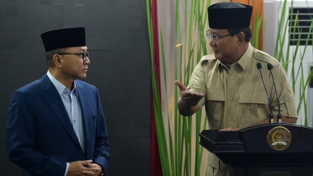Ketua Umum Partai Amanat Nasional (PAN) Zulkifli Hasan (kiri) bersama Ketua Umum Partai Gerindra Prabowo Subianto (kanan) bersiap memberikan keterangan seusai melakukan pertemuan tertutup di Jakarta, Senin (25/6). (Foto: Antara//Wahyu Putro A)