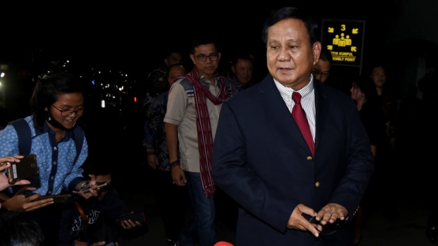 Ketua Umum Partai Gerindra Prabowo Subianto tiba di RSPAD Gatot Soebroto, Jakarta, Rabu (18/7).  (Foto: Antara/Hafidz Mubarak A)