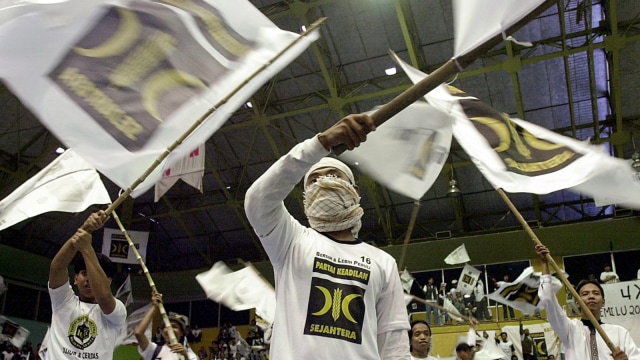 Para pendukung partai Muslim, Partai Keadilan Sejahtera (PKS), melambai-lambaikan bendera partai mereka selama kampanye di Jakarta, 16 Maret 2004. (Foto: AFP/Bay Ismoyo)