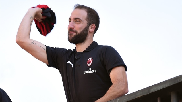 Higuain saat diperkenalkan sebagai pemain Milan. (Foto: Reuters/Daniele Mascolo)