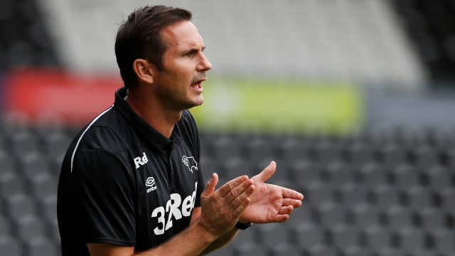 Frank Lampard yang tak henti-hentinya bersuara dari pinggir lapangan. Foto: Action Images via Reuters/Craig Brough