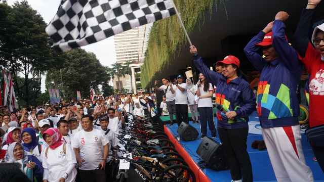 Puan Maharani dan Muhadjir Effendy membuka Jalan Sehat Semarak Asian Games di Kemendikbud (Foto:  Fanny Kusumawardhani/kumparan)