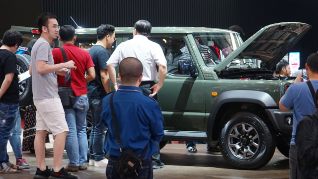 Sejumlah pengunjung melihat mobil Suzuki Jimny generasi keempat yang resmi diperkenalkan di GIIAS 2018, ICE, BSD, Tangerang, Sabtu (4/8). (Foto: Aditia Noviansyah/kumparan)
