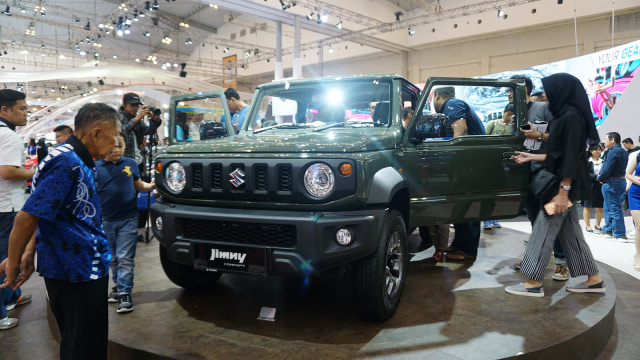 Sejumlah pengunjung melihat mobil Suzuki Jimny generasi keempat yang resmi diperkenalkan di GIIAS 2018, ICE, BSD, Tangerang, Sabtu (4/8). (Foto: Aditia Noviansyah/kumparan)