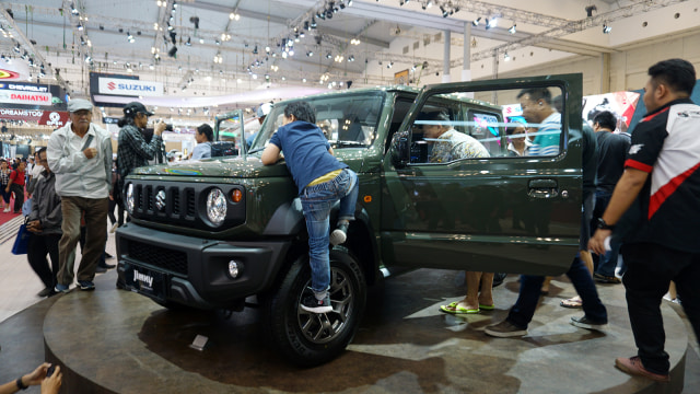 Sejumlah pengunjung melihat mobil Suzuki Jimny generasi keempat yang resmi diperkenalkan di GIIAS 2018, ICE, BSD, Tangerang, Sabtu (4/8). (Foto: Aditia Noviansyah/kumparan)