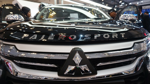Pengunjung melihat mobil Pajero Sport pada pameran GIIAS 2018 di ICE, BSD, Tangerang, Sabtu (4/8). (Foto: Aditia Noviansyah/kumparan)