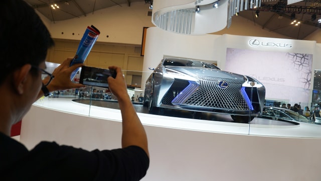 Pengunjung memotret mobil konsep Lexus pada pameran GIIAS 2018 di ICE, BSD, Tangerang, Sabtu (4/8). (Foto: Aditia Noviansyah/kumparan)