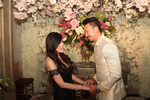 Denny Sumargo dan Dita Soedarjo semringah (Foto: Munady)