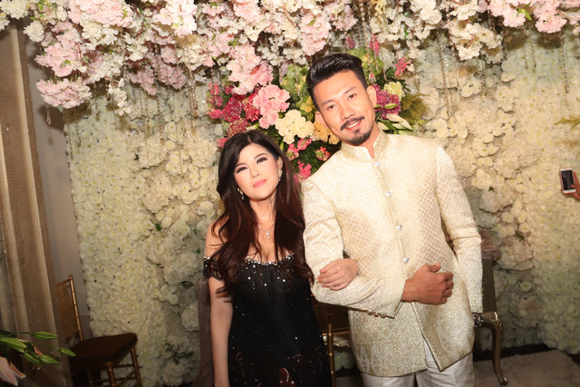 Denny Sumargo dan Dita Soedarjo usai lamaran (Foto: Munady)