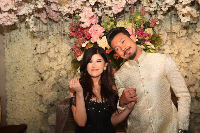 Dita Soedarjo menunjukkan cincin dari Denny Sumargo (Foto: Munady)