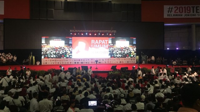 Peserta rapat umum relawan Jokowi di Sentul Internasional Convention Center (Foto: Ricad Saka/kumparan)