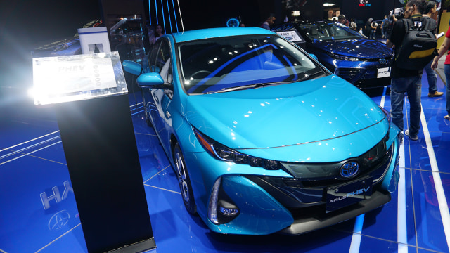 Mobil Toyota Prius PHEV pada pameran GIIAS 2018 di ICE, BSD, Tangerang, Sabtu (4/8). Foto: Aditia Noviansyah/kumparan
