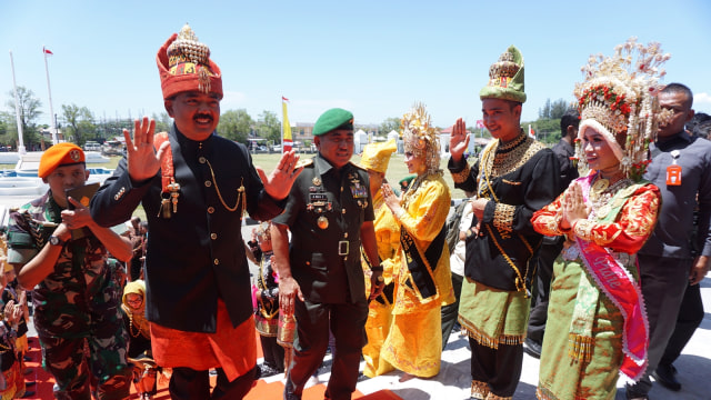 Panglima TNI Marsekal Hadi Tjahjanto menerima gelar kehormatan adat Aceh Sri Lilawangsa dari lembaga adat Wali Nanggroe Aceh. (Foto: Zuhri Noviandi/kumparan)