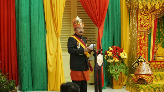 Panglima TNI Marsekal Hadi Tjahjanto menerima gelar kehormatan adat Aceh Sri Lilawangsa dari lembaga adat Wali Nanggroe Aceh. (Foto: Zuhri Noviandi/kumparan)