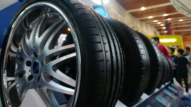 Sejumlah pengunjung melihat ban kendaraan yang dipajang di booth pameran di GIIAS 2018, ICE, BSD, Tangerang, Sabtu (4/8). (Foto: Aditia Noviansyah/kumparan)